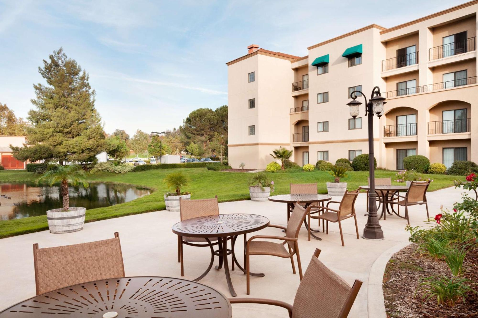 Embassy Suites By Hilton Temecula Valley Wine Country Exterior photo